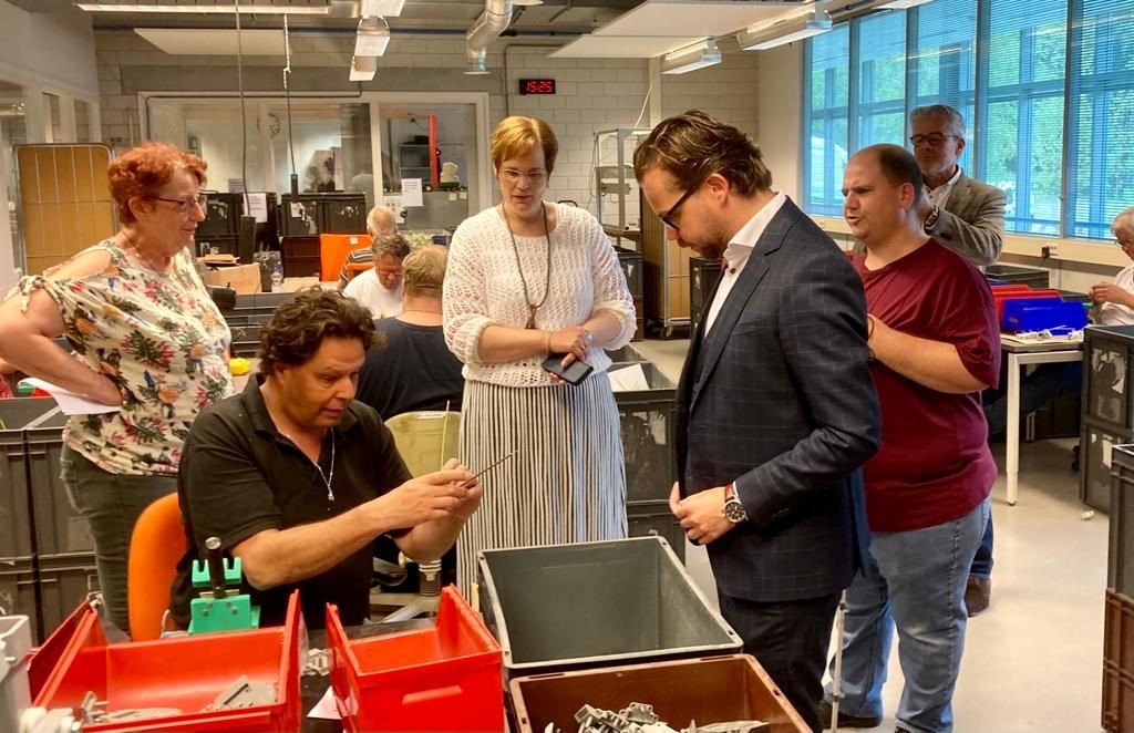 Daan de Kort VVD Tweedekamerlid op werkbezoek bij Inclusief Groep